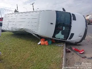 Van tomba após colisão com carreta na rodovia  - 1