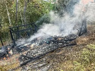 (URGENTE) Incêndio destrói casa de madeira em Guabiruba - 2