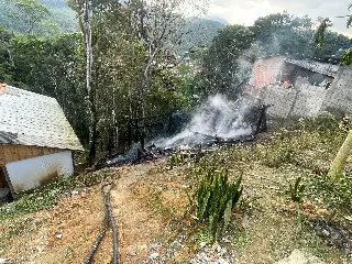 (VIDEO) Morador de Guabiruba pede ajuda após incêndio destruir casa - 2