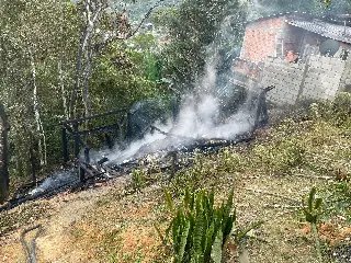(VIDEO) Morador de Guabiruba pede ajuda após incêndio destruir casa - 5