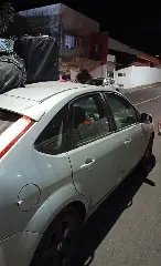 Motociclista vai parar no teto de carro após acidente  - 1