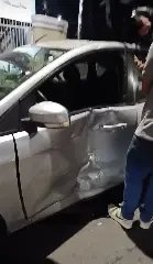 Motociclista vai parar no teto de carro após acidente  - 2