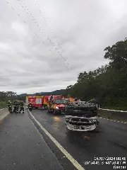 Carros capotam após colisão entre três veículos na rodovia  - 1