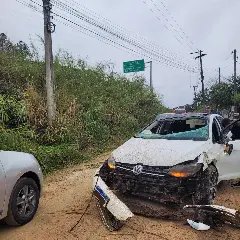 Carros capotam após colisão entre três veículos na rodovia  - 3