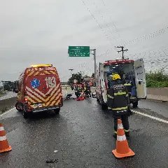 Carros capotam após colisão entre três veículos na rodovia  - 2