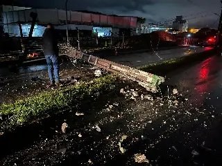(VÍDEO) Motorista perde direção do veículo e derruba poste no Steffen - 7