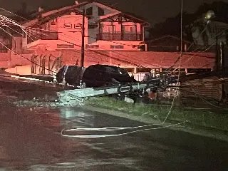 (VÍDEO) Motorista perde direção do veículo e derruba poste no Steffen - 2