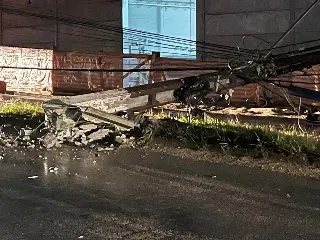 (VÍDEO) Motorista perde direção do veículo e derruba poste no Steffen - 9