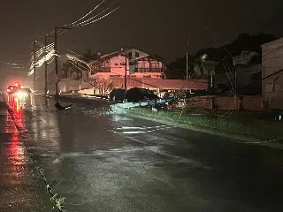 (VÍDEO) Motorista perde direção do veículo e derruba poste no Steffen - 3