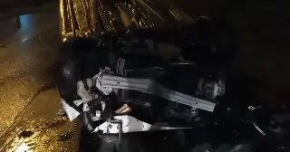 Carro bate em lateral de carreta estacionada e capota - 6