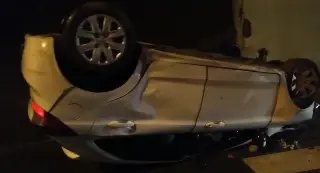 Carro bate em lateral de carreta estacionada e capota - 3