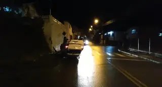 Carro bate em lateral de carreta estacionada e capota - 2
