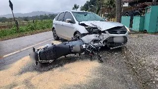 Colisão entre carro e moto deixa um ferido  - 1