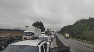 (VÍDEO) Carro colide contra guard rail na rodovia Antônio Heil - 1