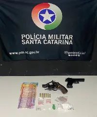Homem com tornozeleira eletrônica é preso com arma e drogas - 1