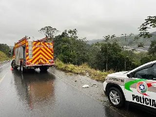 Homem morre após carro sair de pista e cair em ribanceira - 2