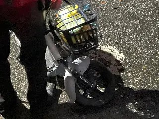 Mulher em scooter elétrica colide com carro em Brusque - 2