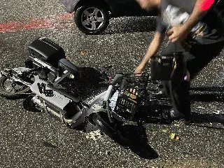 Mulher em scooter elétrica colide com carro em Brusque - 3