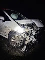 Motorista foge do local após bater carro contra mureta - 3