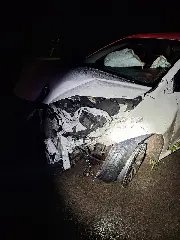 Motorista foge do local após bater carro contra mureta - 1