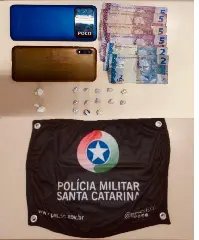 Mulher é presa por tráfico de drogas no bairro Azambuja  - 1