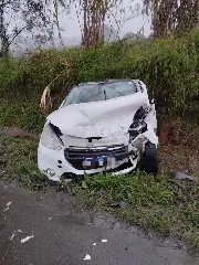 Criança fica gravemente ferida após colisão frontal entre  carros - 1