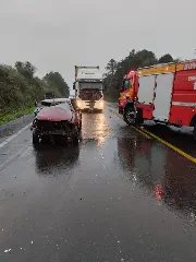Criança fica gravemente ferida após colisão frontal entre  carros - 2