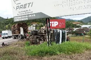 (URGENTE) VIDEO: Carreta carregada de madeira tomba em Brusque - 1