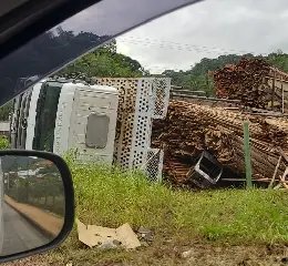 (VIDEO) Motorista explica tombamento de carreta no bairro Zantão - 2