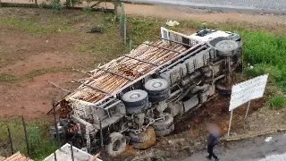 (VIDEO) Motorista explica tombamento de carreta no bairro Zantão - 5