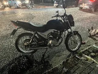 Motociclista vai parar na frente da roda de carro na Primeiro de Maio - 3