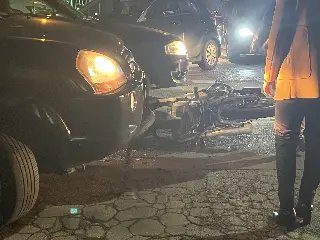 Motociclista vai parar na frente da roda de carro na Primeiro de Maio - 1