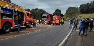 Mulher grávida morre após grave acidente entre carro e caminhão  - 1