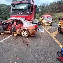 Mulher grávida morre após grave acidente entre carro e caminhão  - 2