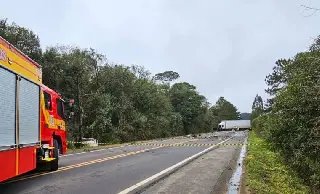 Homem morre após acidente entre carro e caminhão  - 2
