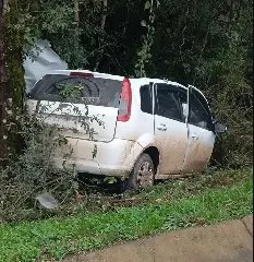 Homem morre após acidente entre carro e caminhão  - 3