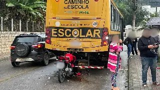 Moto colide contra traseira de ônibus escolar em Brusque - 2