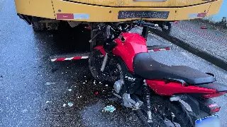 Moto colide contra traseira de ônibus escolar em Brusque - 1
