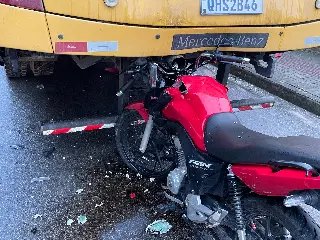Moto colide contra traseira de ônibus escolar em Brusque - 4