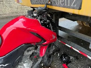 Moto colide contra traseira de ônibus escolar em Brusque - 3