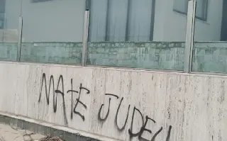 Homem é flagrado pichando muros com frases de ódio a judeus - 1