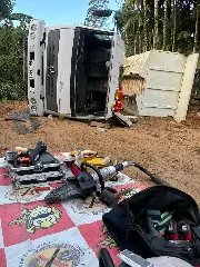 Idoso de 70 anos fica ferido após caminhão tombar - 1