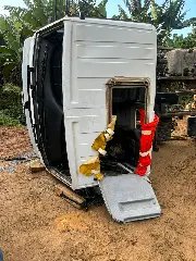 Idoso de 70 anos fica ferido após caminhão tombar - 3