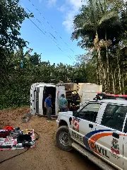 Idoso de 70 anos fica ferido após caminhão tombar - 2