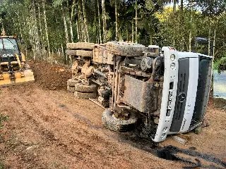 Idoso de 70 anos fica ferido após caminhão tombar - 5