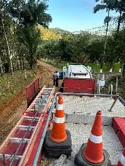 Idoso de 70 anos fica ferido após caminhão tombar - 4