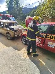 Carro de autoescola se envolve em acidente, em Gaspar - 1