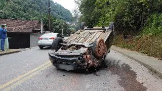 (VIDEO) Carro capota no Steffen, mas motorista não se fere - 8