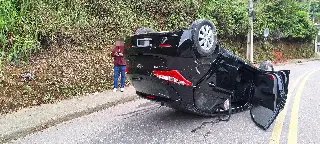 (VIDEO) Carro capota no Steffen, mas motorista não se fere - 4