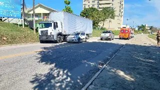 Caminhão bate em poste, fere crianças e causa falta de energia - 6